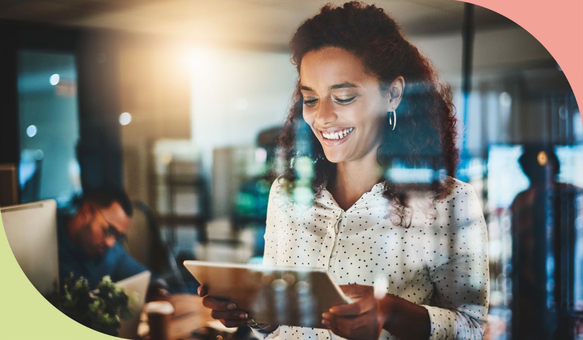 imagem de uma mulher sorrindo olhando para um tablet como se tivesse vendo um MVP ser criado