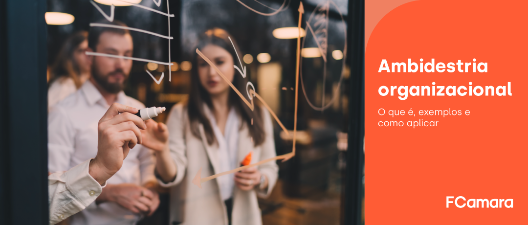 Equipe trabalhando junto para ilustrar ambidestria organizacional