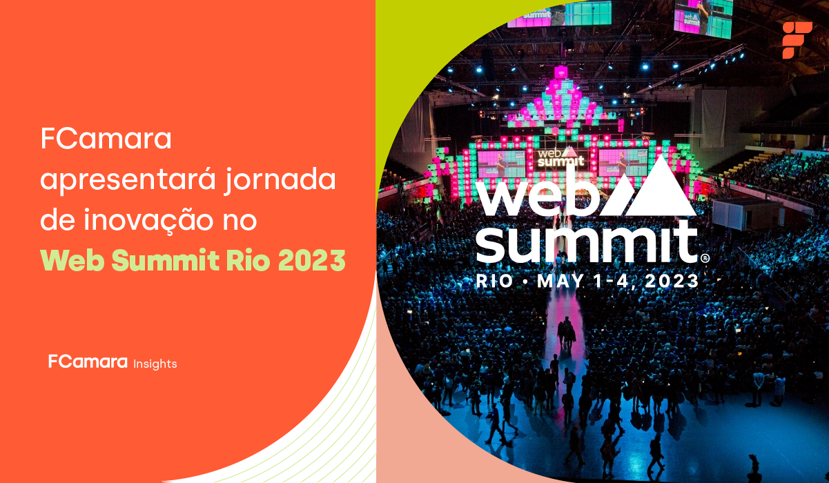 fotografia do salão do Web Summit 2022 cheio de gente e ao lado há o título da postagem: FCamara apresentará jornada de inovação no Web Summit Rio