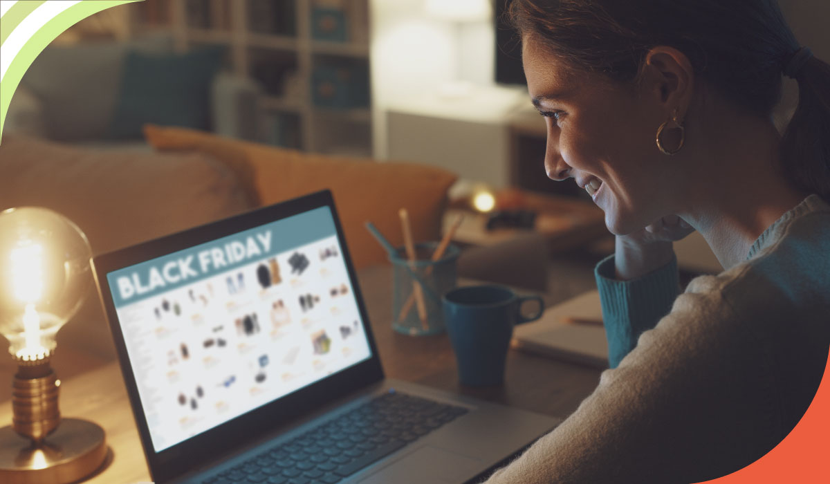 mulher visualizando tela de laptop com ecommerce na black friday