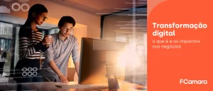 Equipe trabalhando em frente ao computador para ilustrar a transformação digital