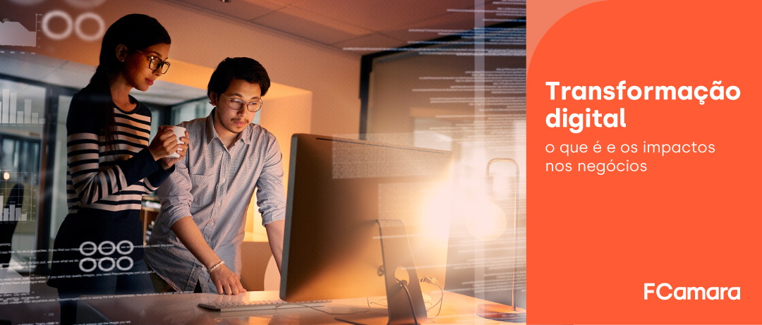 Equipe trabalhando em frente ao computador para ilustrar a transformação digital