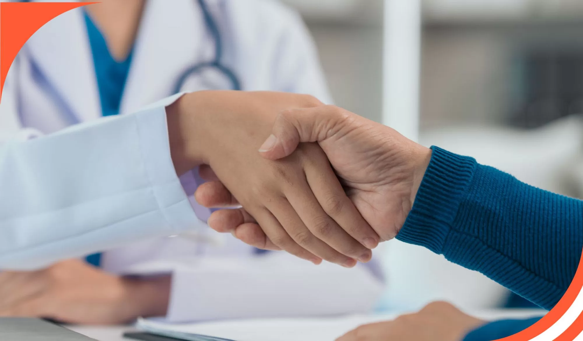 foto de uma médica dando a mão para um paciente simulando uma experiência do paciente positiva