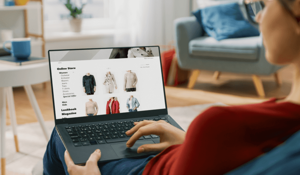 imagem de uma pessoa com o computador aberto olhando uma loja virtual