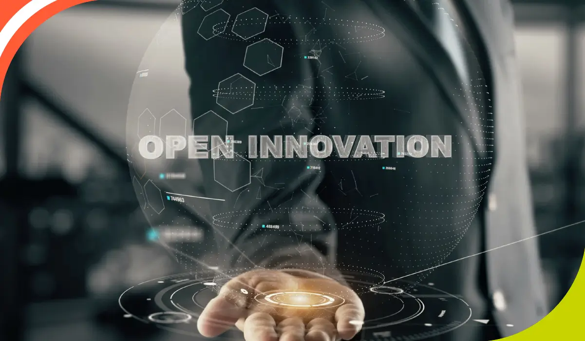imagem de um homem de terno com a mão aberta e o texto escrito open innovation