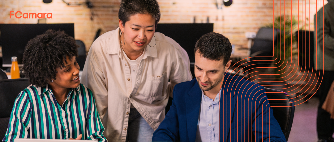 imagem de um grupo de pessoas dando as mãos em alusão a fechar uma parceria de consultoria de TI