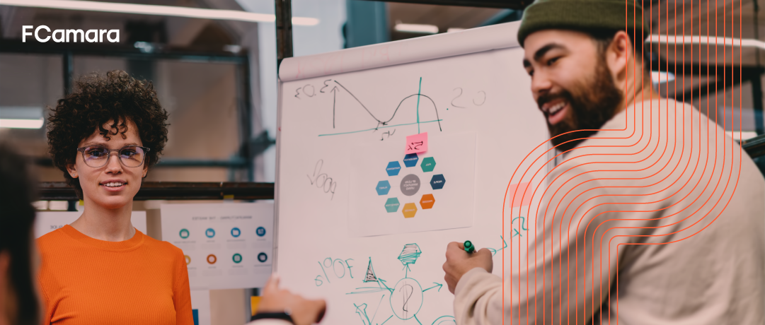 Equipe de inovação trabalhando com funil de inovação