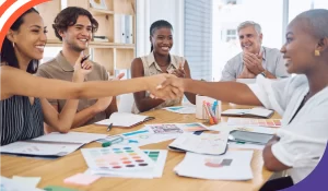 Imagem De Um Grupo De Pessoas Dando As Mãos Em Alusão A Fechar Uma Parceria De Consultoria De TI