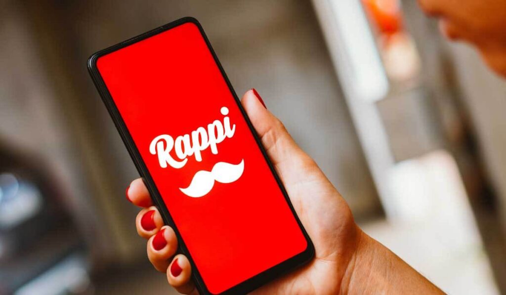 Mão segurando celular com aplicativo Rappi