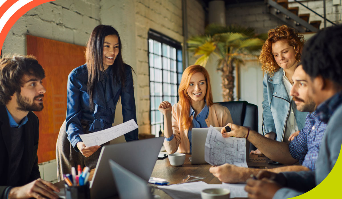 imagem de uma equipe conversando sobre venture bulding