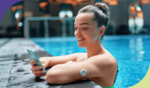 Imagem De Uma Moça Sorrindo Olhando Para Um Celular Enquanto Faz Uma Teleconsulta Em Uma Piscina