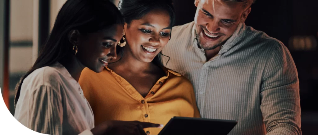 Equipe trabalhando com tablet nas mãos para ilustrar o que é outsourcing de TI