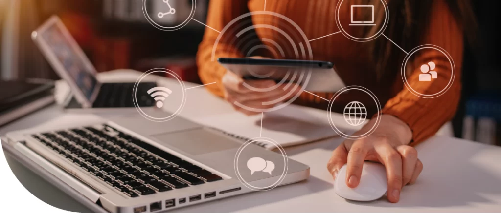 Imagem de profissional trabalhando no notebook 4 vantagens do outsourcing de TI