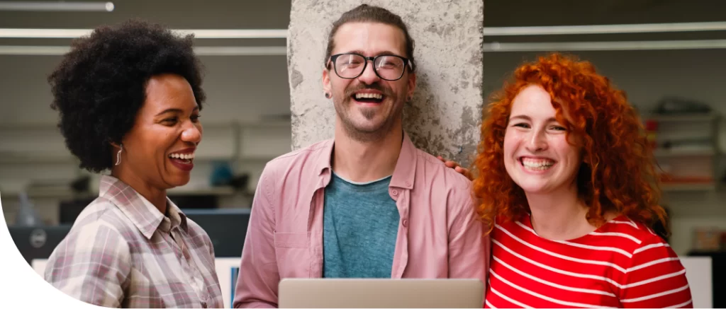 Profissionais de TI juntos para ilustrar se existe diferença entre outsourcing de TI e terceirização