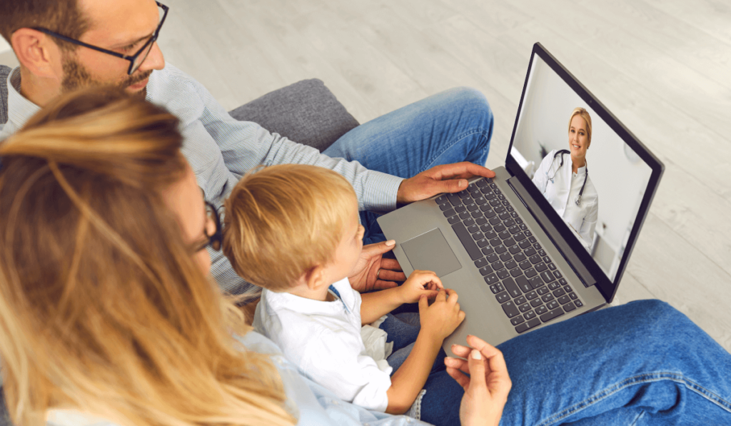 imagem de dois pais com um bebê fazendo uma consulta online