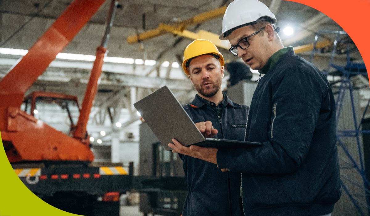 imagem de dois rapazes em um ambiente de trabalho em alusão à tecnologia em logística