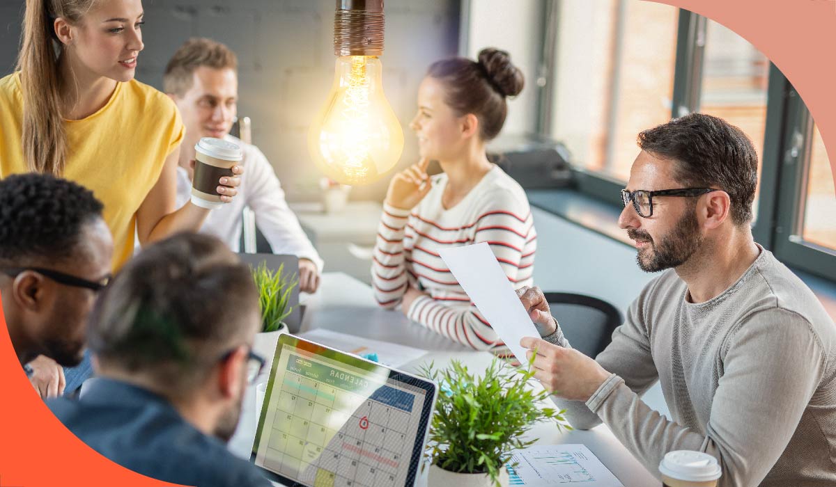 imagem de um grupo de pessoas em um ambiente de trabalho falando sobre inovações de processos