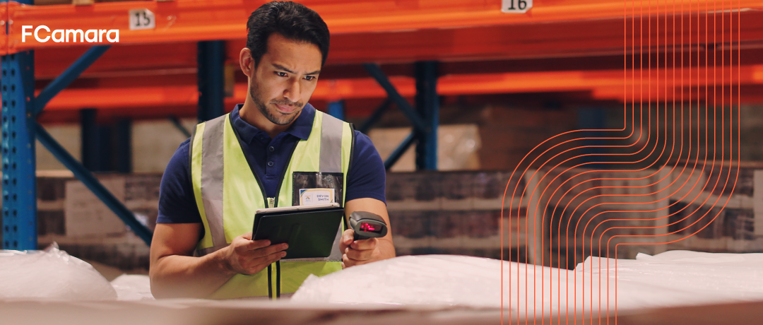 Profissional no armazém com tablet nas mãos para ilustrar como reduzir custos logísticos com tecnologia