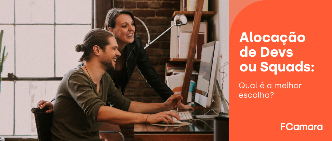 Dois profissionais em frente ao computador para ilustrar a alocação de devs