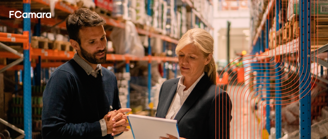 Homem e mulher no armazém fazendo gestão logística