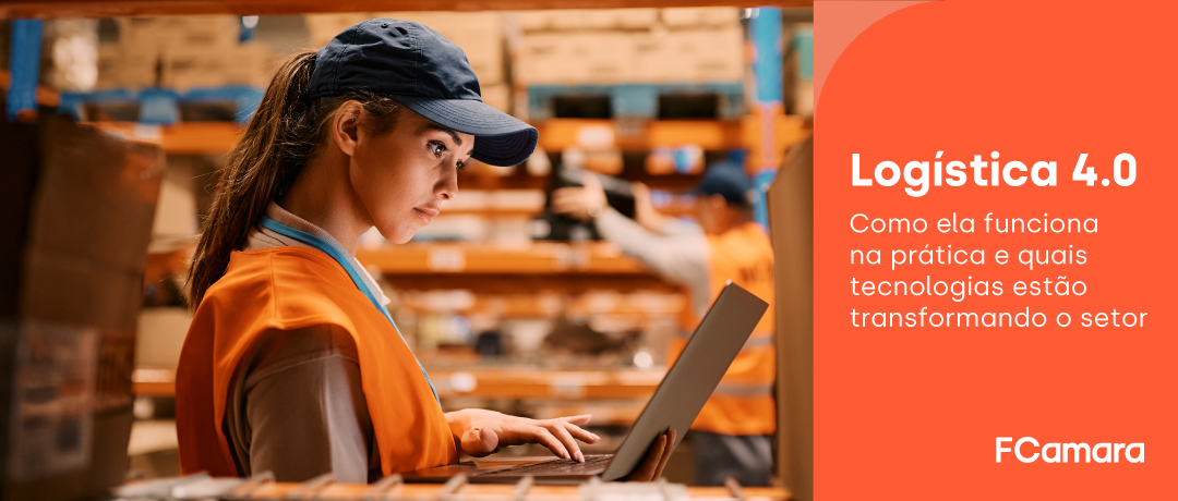 Profissional com computador no armazém para ilustrar a logística 4.0