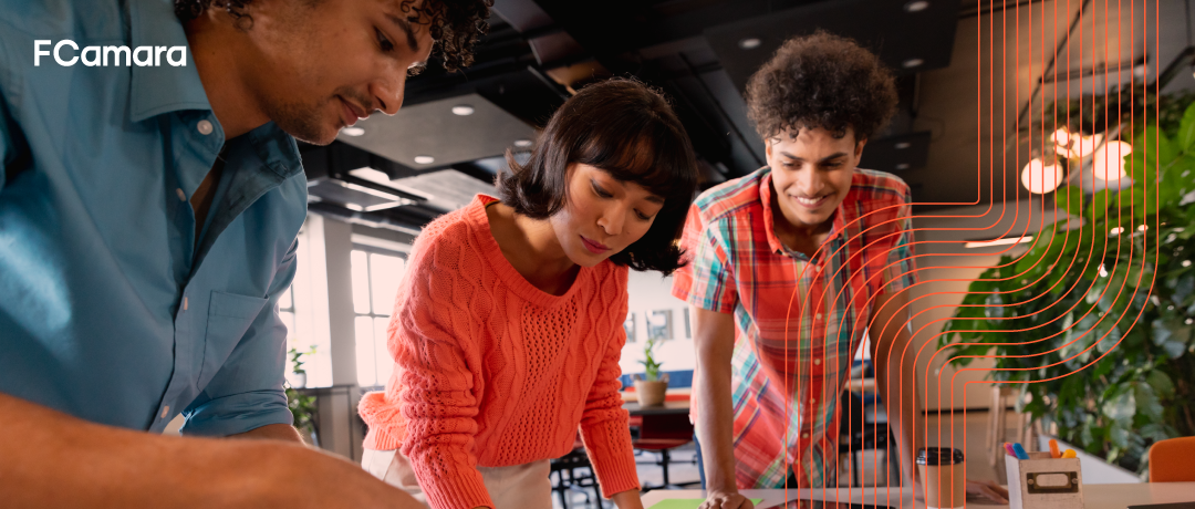 Grupo de profissionais trabalhando juntos para ilustrar a squad gerenciada