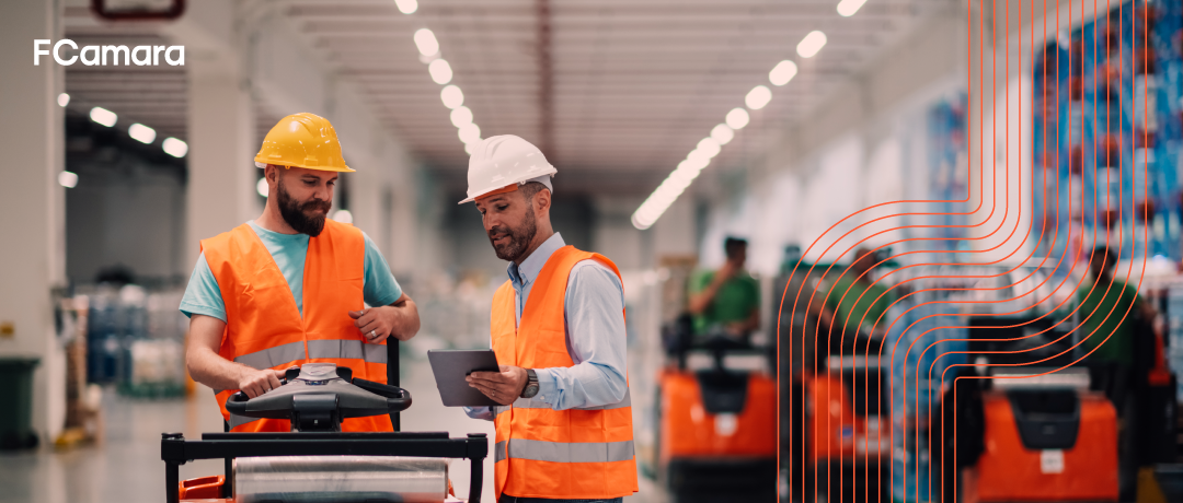 Dois profissionais no armazém trabalhando no processamento logístico