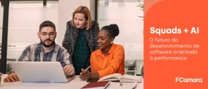 Profissionais reunidos em frente ao computador para ilustrar squads+ IA