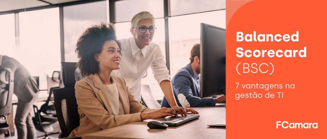 Dois profissionais trabalhando em frente ao computador para ilustrar Balanced Scorecard (BSC) para TI