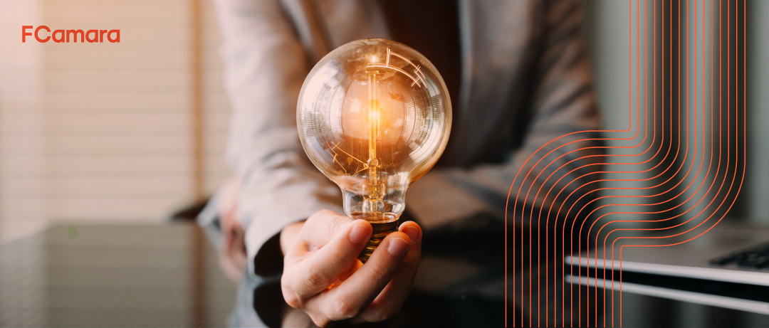 Profissional segurando lâmpada nas mãos ilustrando qual ideia priorizar a partir da análise de dados