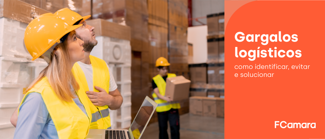 Equipe de profissionais no armazém para ilustrar gargalos logísticos