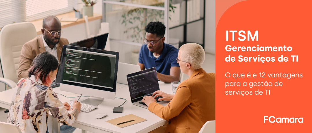 Grupo de profissionais reunidos durante gerenciamento de serviços em TI (ITSM)