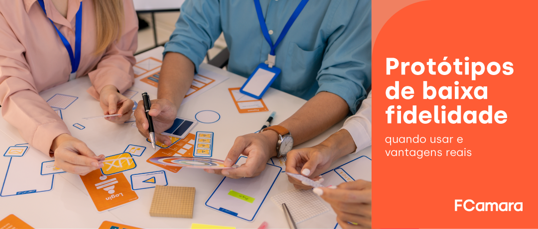 Equipe de desenvolvedores construindo protótipos de baixa fidelidade