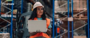 Mulher trabalhando no armazém com o apoio do WMS (Warehouse Management System), ou Sistema de Gerenciamento de Armazém.