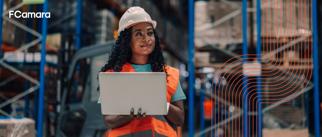 Mulher trabalhando no armazém com o apoio do WMS (Warehouse Management System), ou Sistema de Gerenciamento de Armazém.