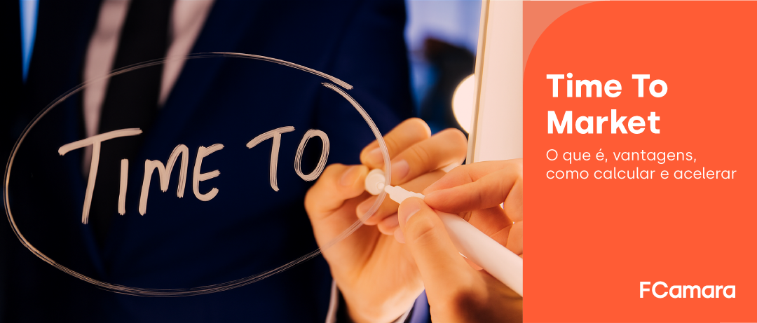 Pessoa escrevendo Time to Market no espelho
