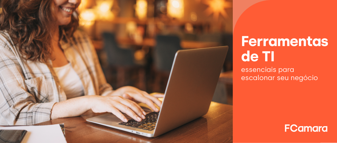 Profissional trabalhando no notebook para ilustrar 7 ferramentas de TI