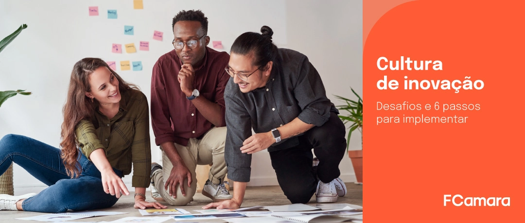 Equipe de trabalho reunida durante projeto para ilustrar cultura de inovação nas empresas