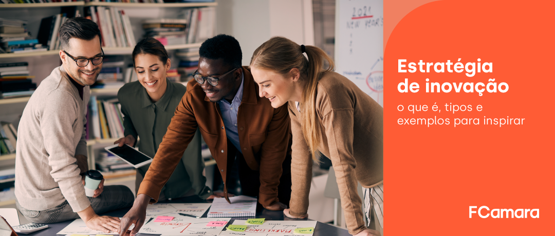Equipe reunida trabalhando para ilustrar estratégia de inovação