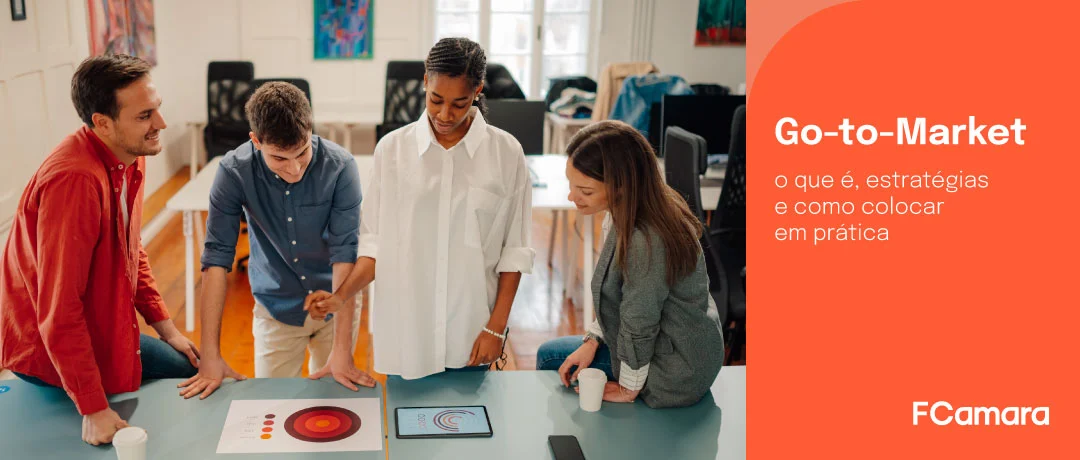 Equipe de inovação trabalhando para ilustrar go-to-market