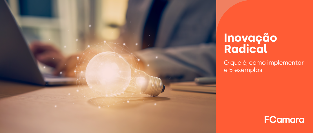 Imagem de lâmpada sobre a mesa e executivo atrás para ilustrar inovação radical