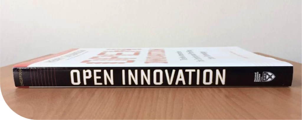 Livro com o título "Open Innovation" para explicar origem do conceito de inovação aberta 