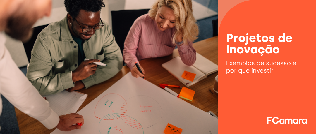 Equipe reunida ao redor de uma mesa trabalhando em projetos de inovação