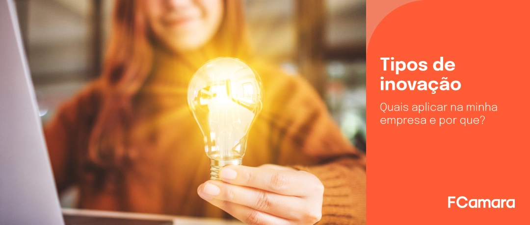 Jovem segurando lâmpada para ilustrar tipos de inovação