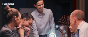 Profissionais reunidos trabalhando em governança de TI