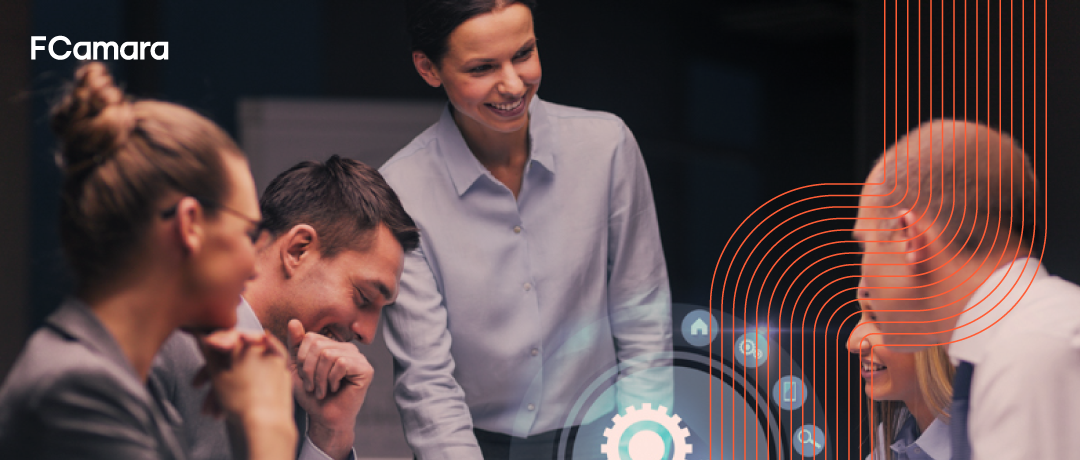 Profissionais reunidos trabalhando em governança de TI