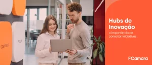 Colega de trabalho mostrando hubs de inovação no notebook