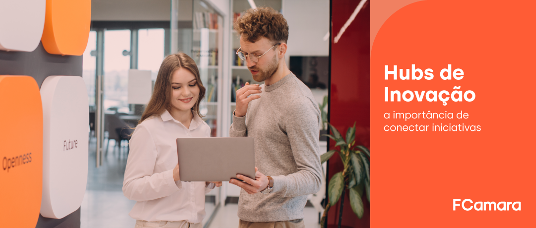 Colega de trabalho mostrando hubs de inovação no notebook