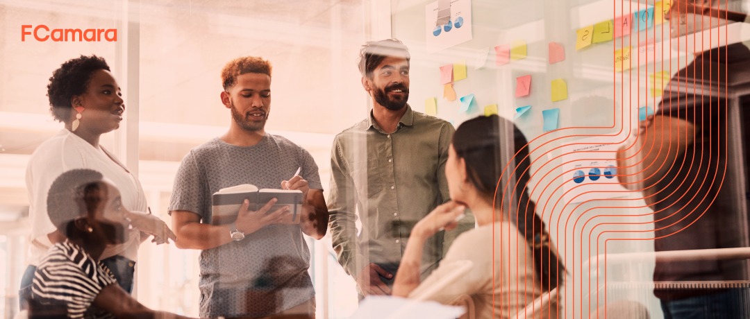 Equipe trabalhando junta em projeto de inovação corporativa