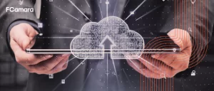 Colaboradora escolhendo implementação de nuvem